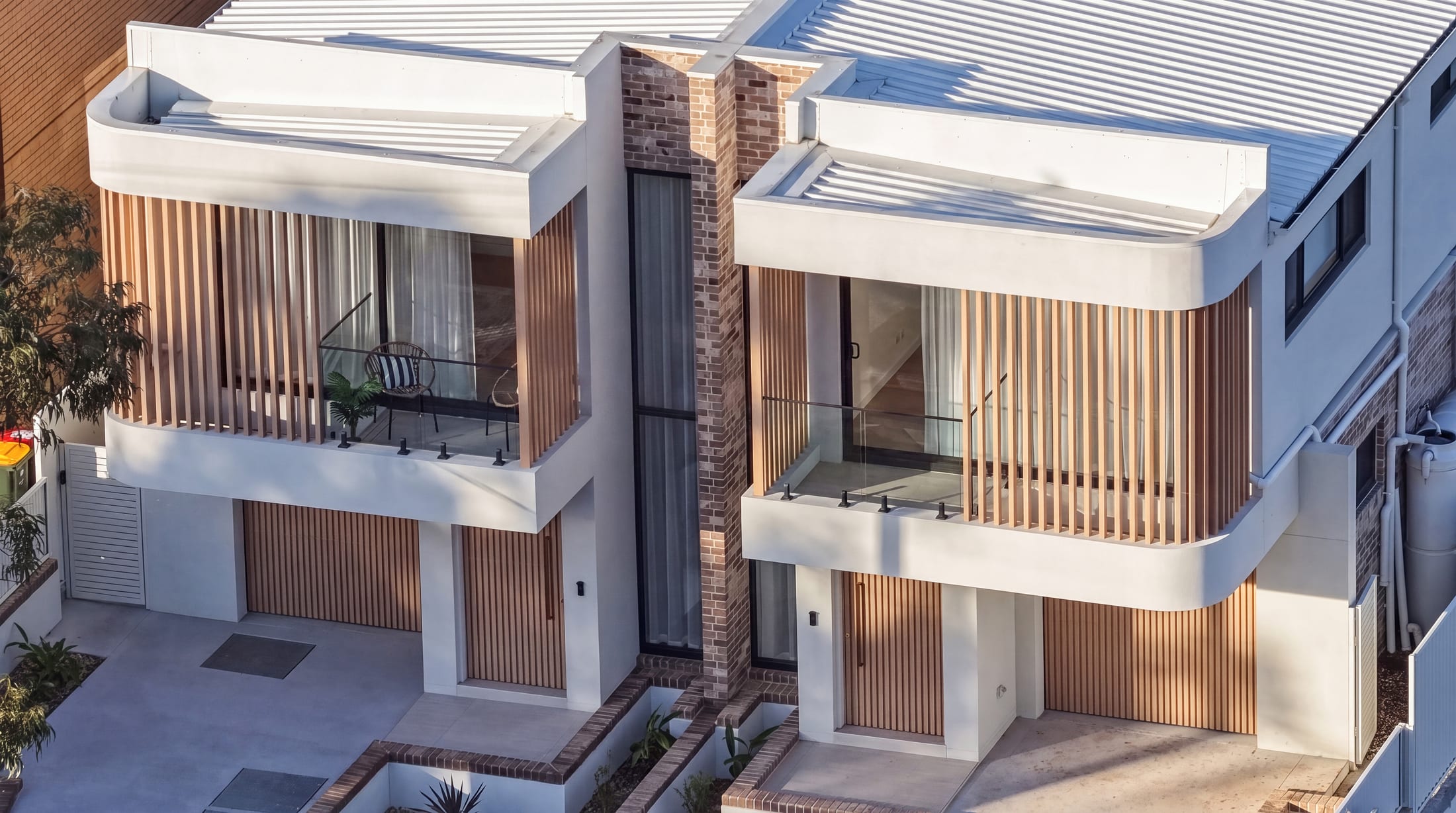 Greystanes Residence duplex with Light Oak timber-look aluminium battens and a modern facade