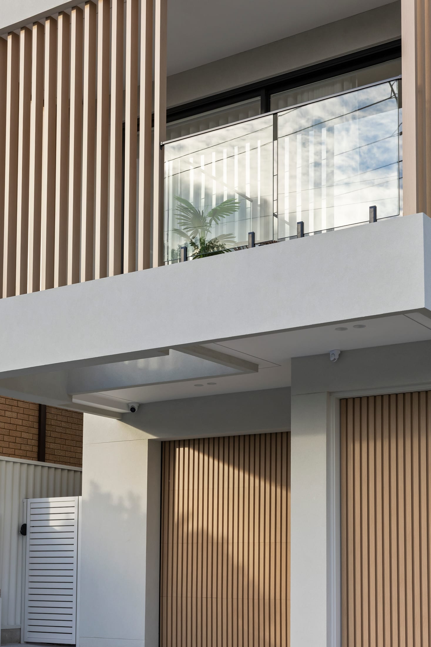 Greystanes Residence Light Oak timber-look duplex — photo 9