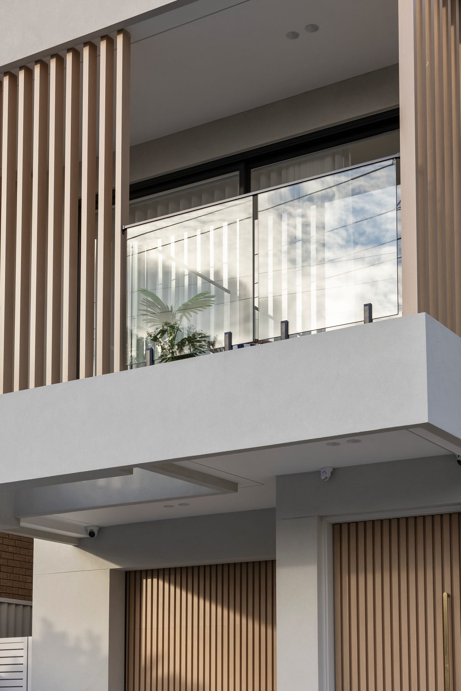 Greystanes Residence Light Oak timber-look duplex — photo 10