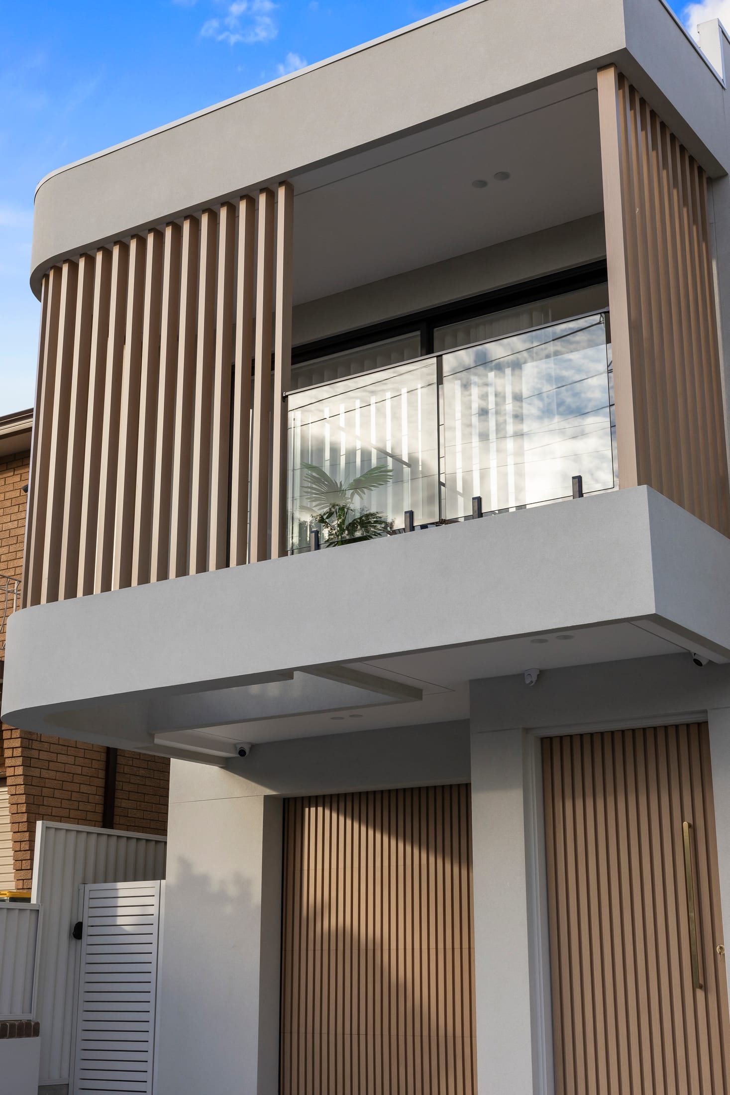 Greystanes Residence Light Oak timber-look duplex — photo 11
