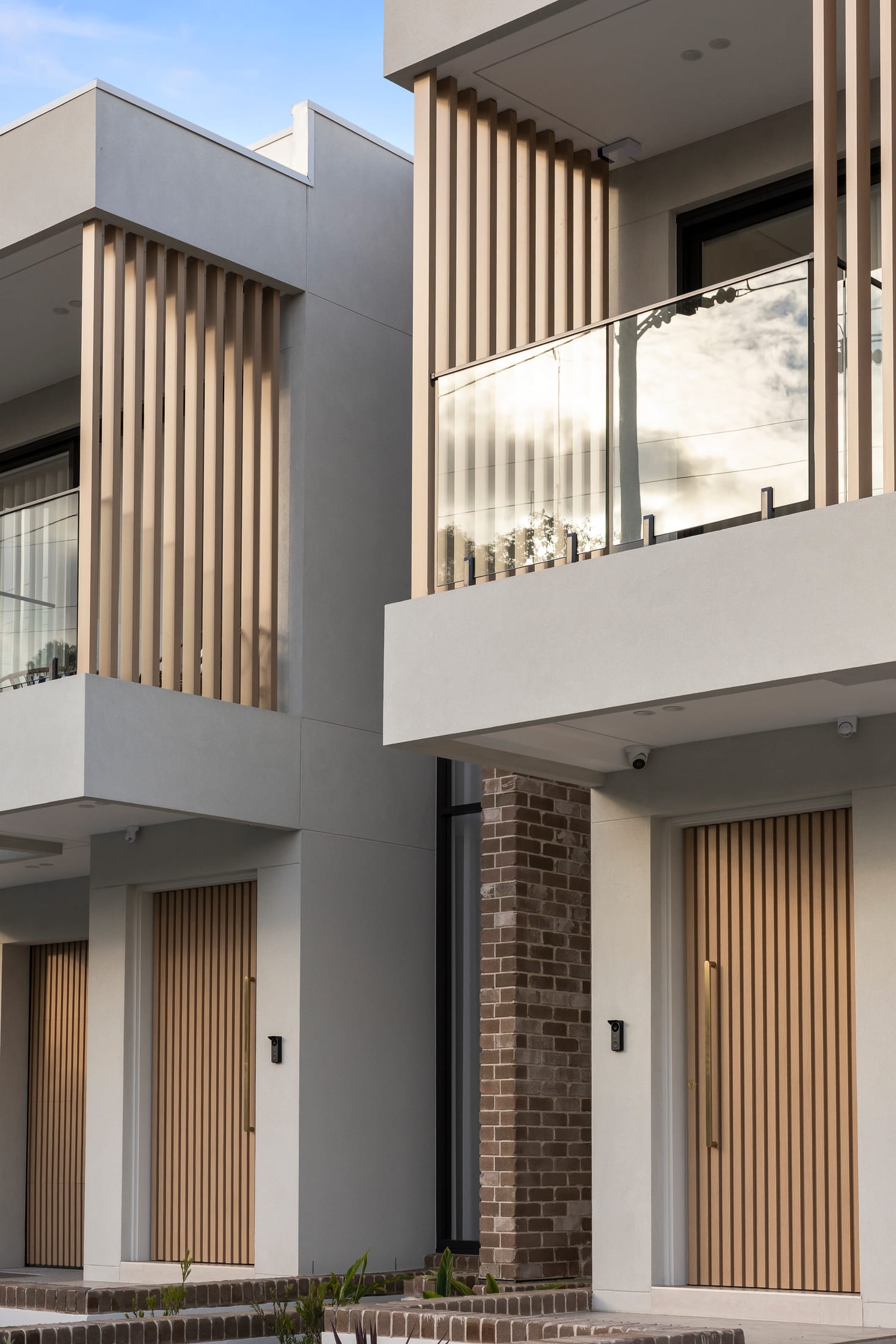 Greystanes Residence Light Oak timber-look duplex — photo 15