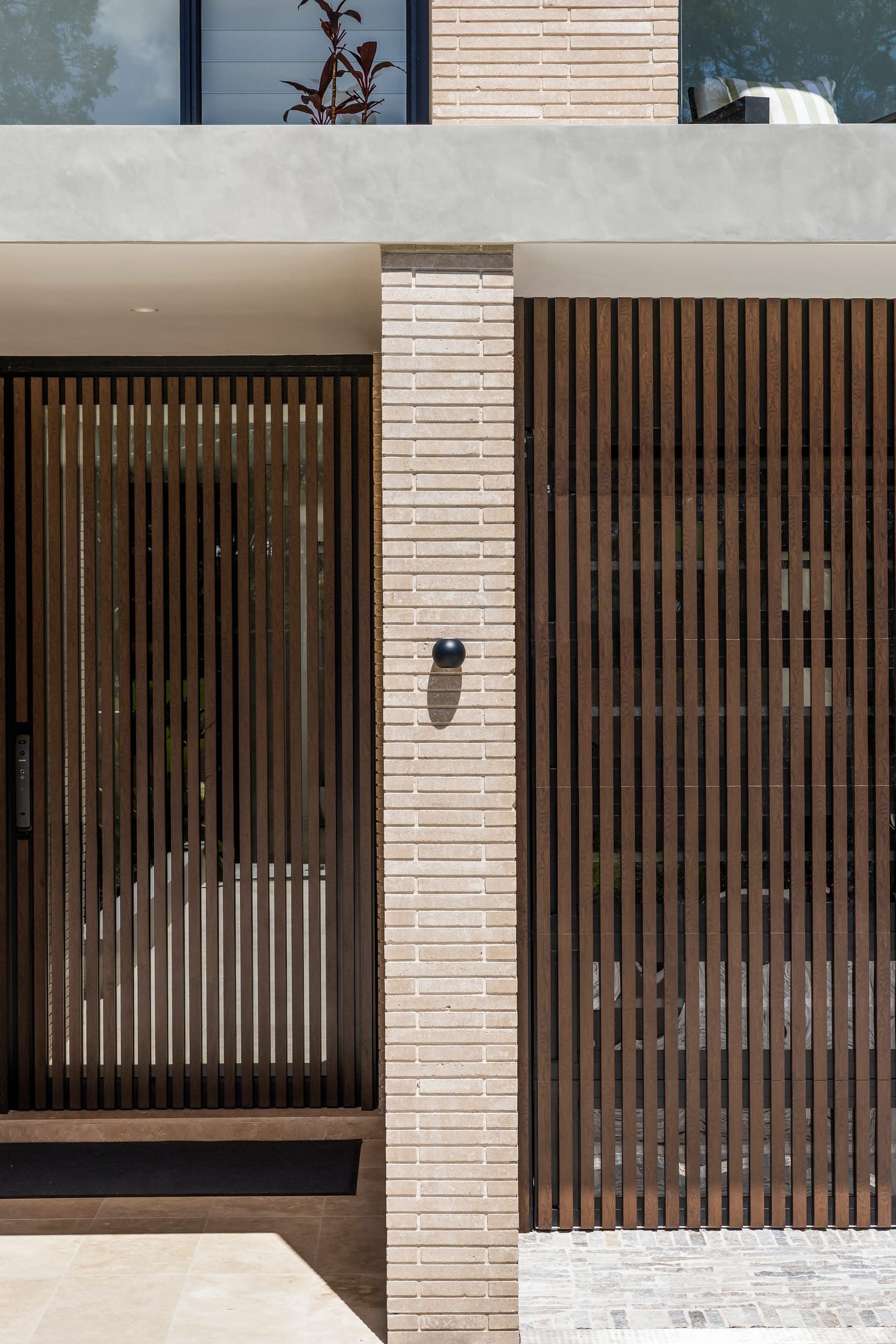 Sydney Residence in Burnt Oak timber-look battens — photo 2