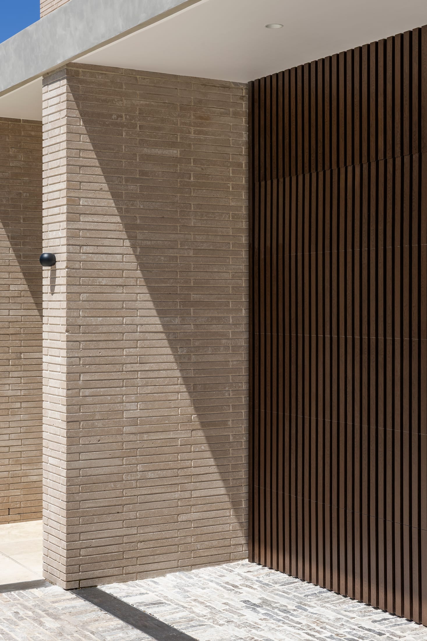 Sydney Residence in Burnt Oak timber-look battens — photo 3