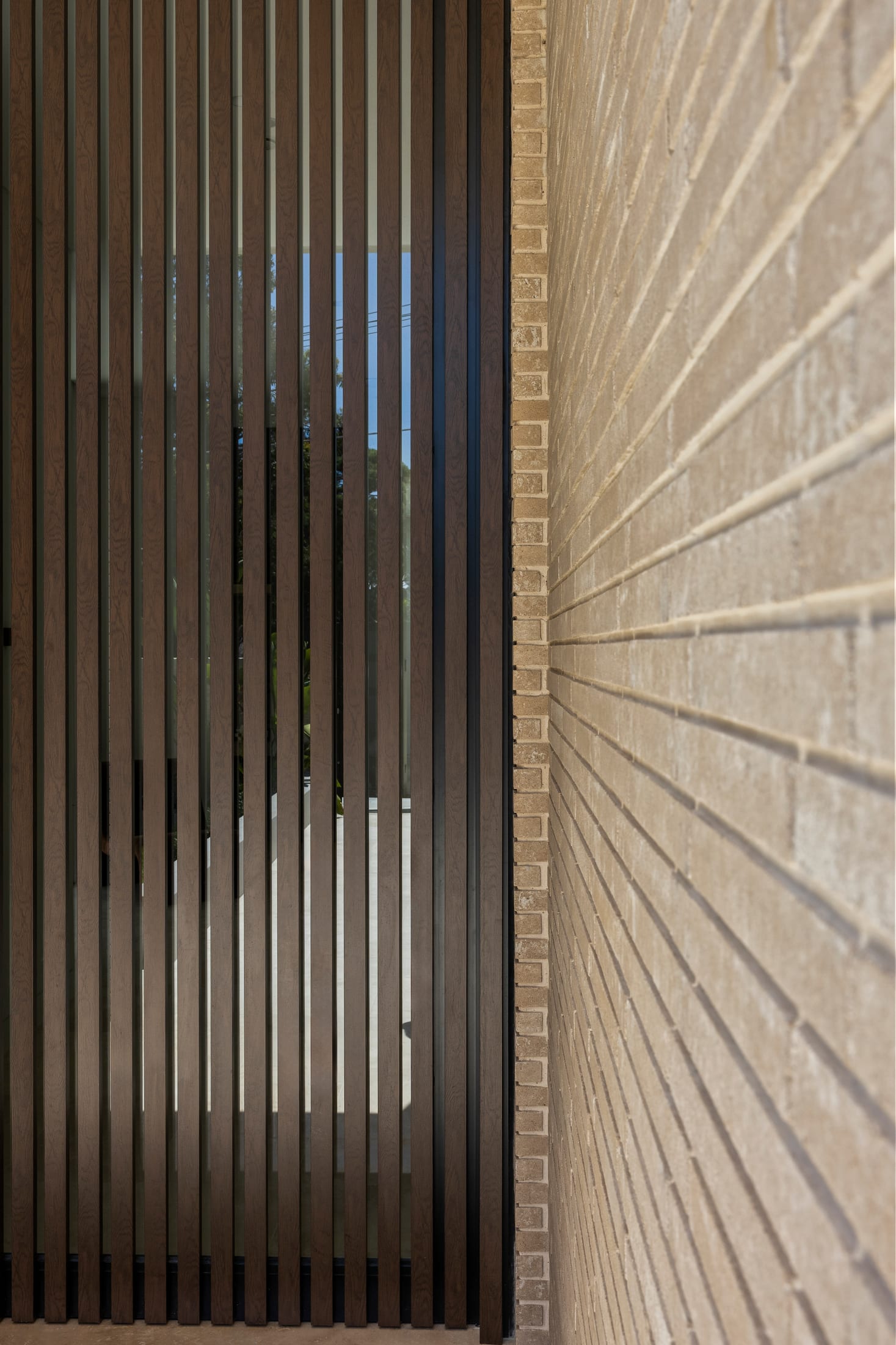 Sydney Residence in Burnt Oak timber-look battens — photo 4