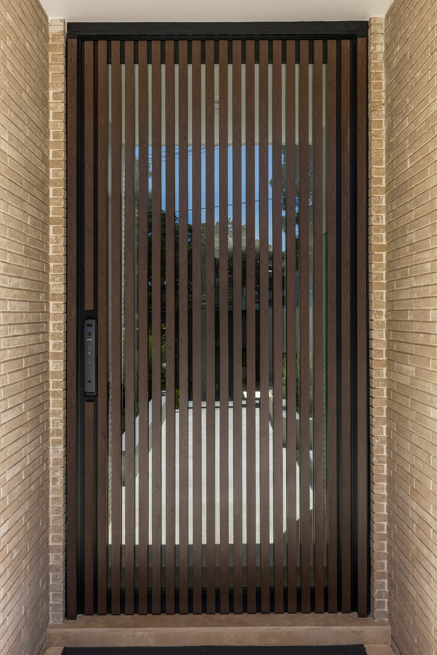 Sydney Residence in Burnt Oak timber-look battens — photo 6