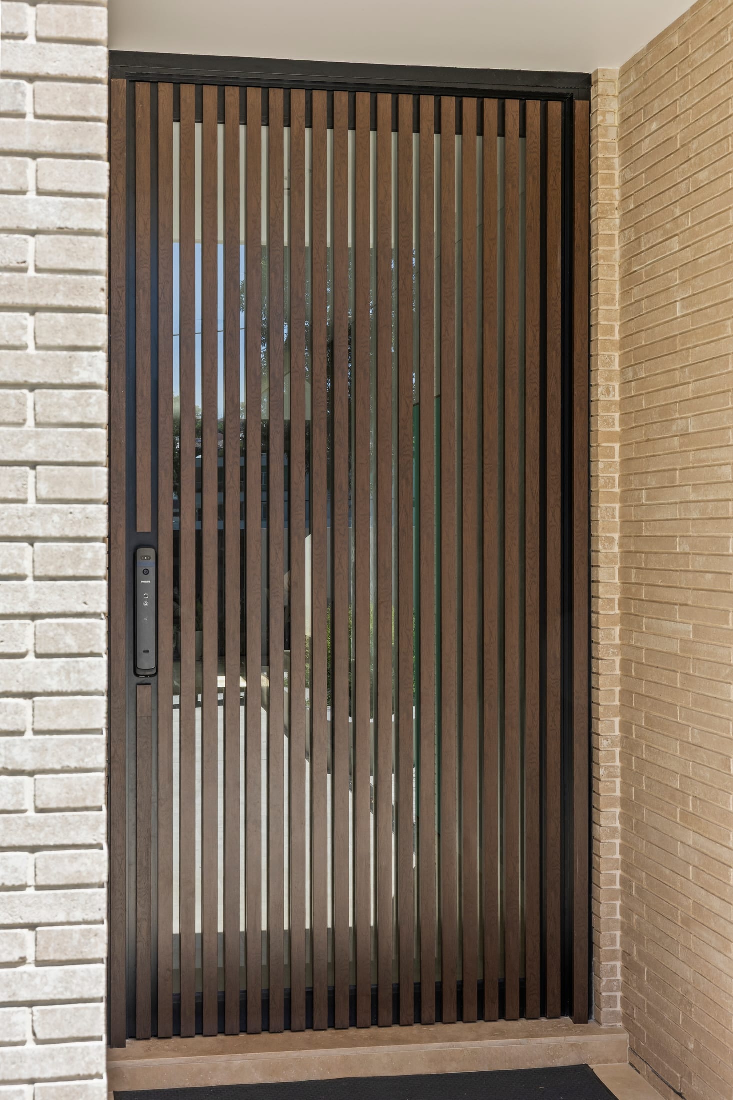 Sydney Residence in Burnt Oak timber-look battens — photo 7