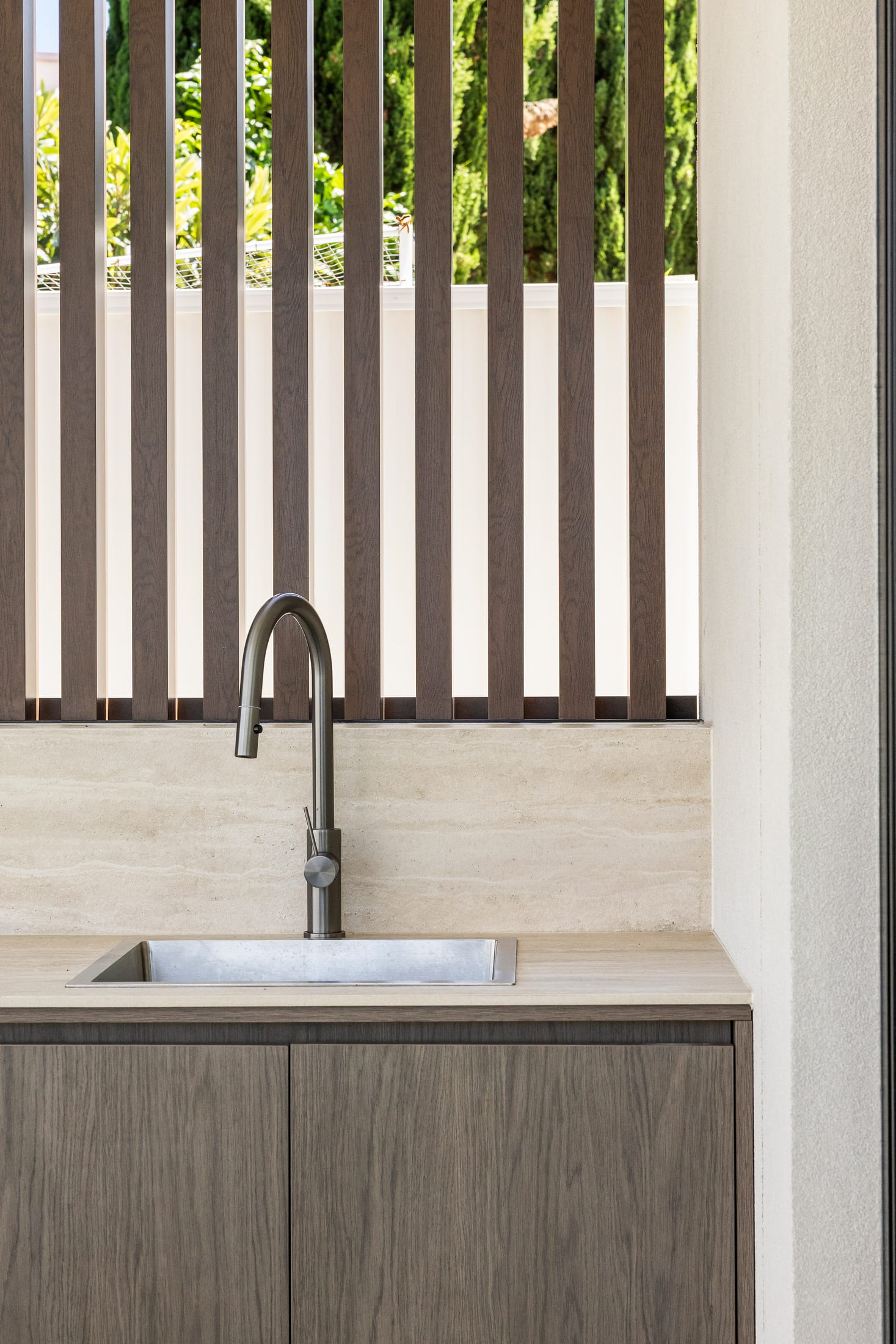Sydney Residence in Burnt Oak timber-look battens — photo 8