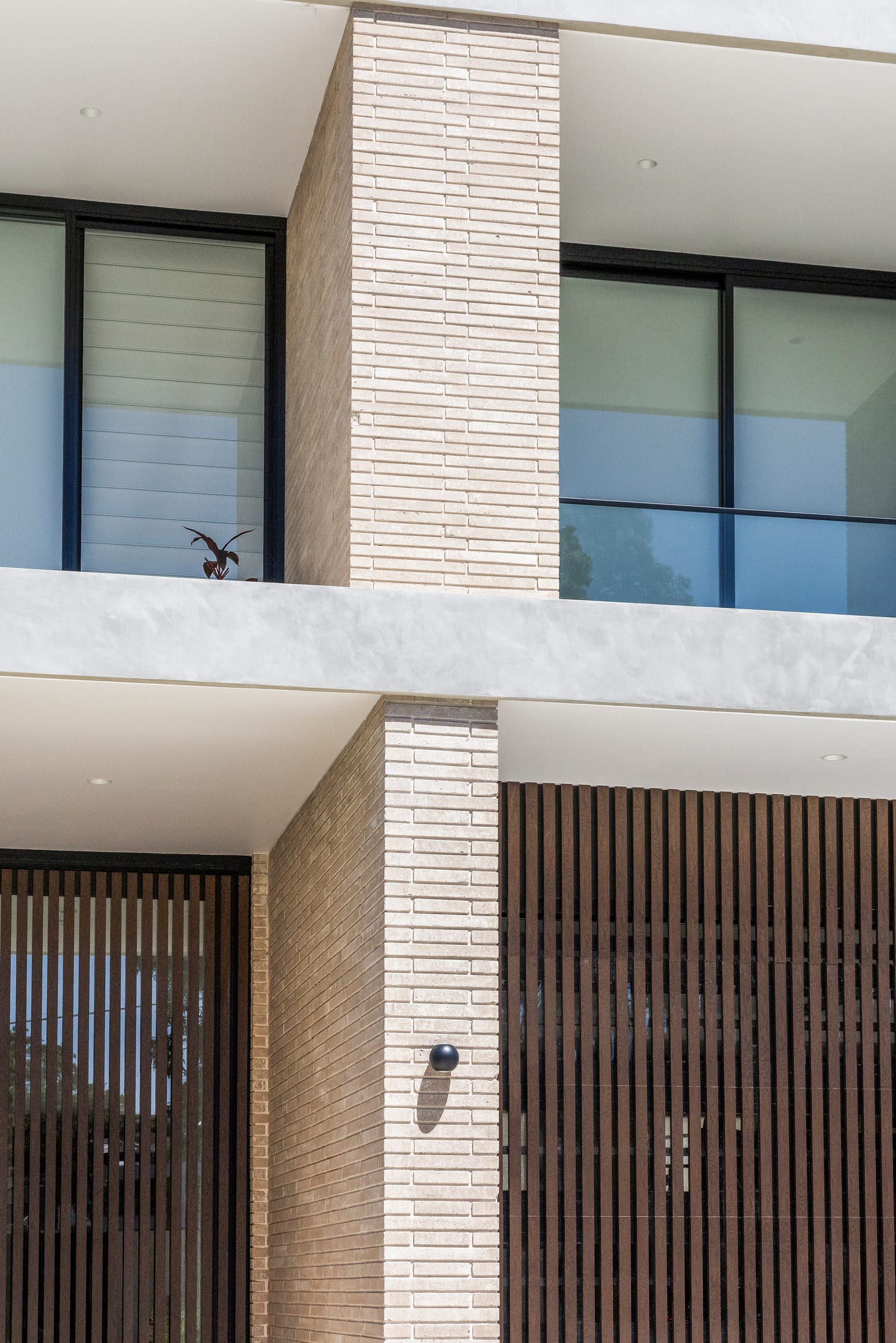 Sydney Residence in Burnt Oak timber-look battens — photo 17