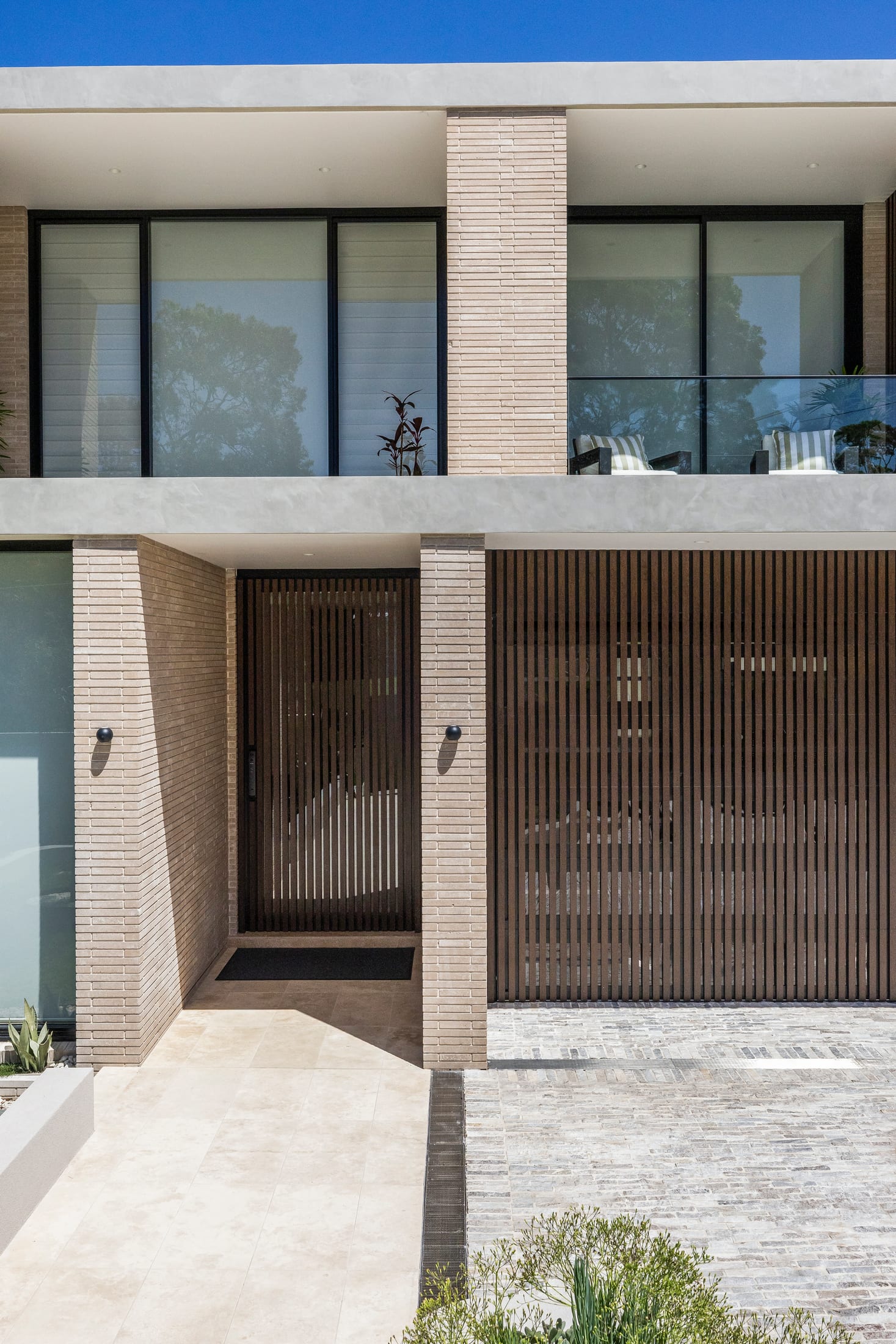 Sydney Residence in Burnt Oak timber-look battens — photo 18